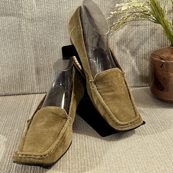 🛍️ KENZIE‎ Taupe suede kitten heel loafers size 7.5 - Picture 1 of 10